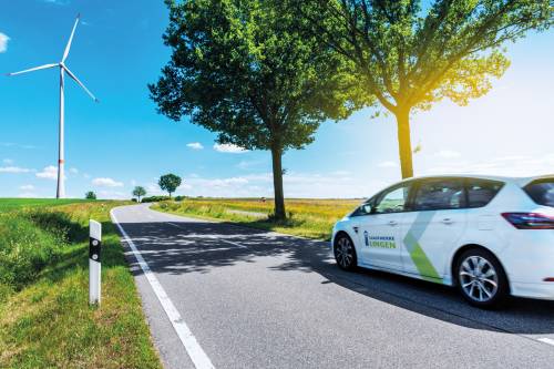 AdobeStock_492772807_Auto_gebrandet_Landstraße.jpg
