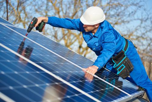 AdobeStock_314247413_PV_Dach_Mann_arbeitet.jpg