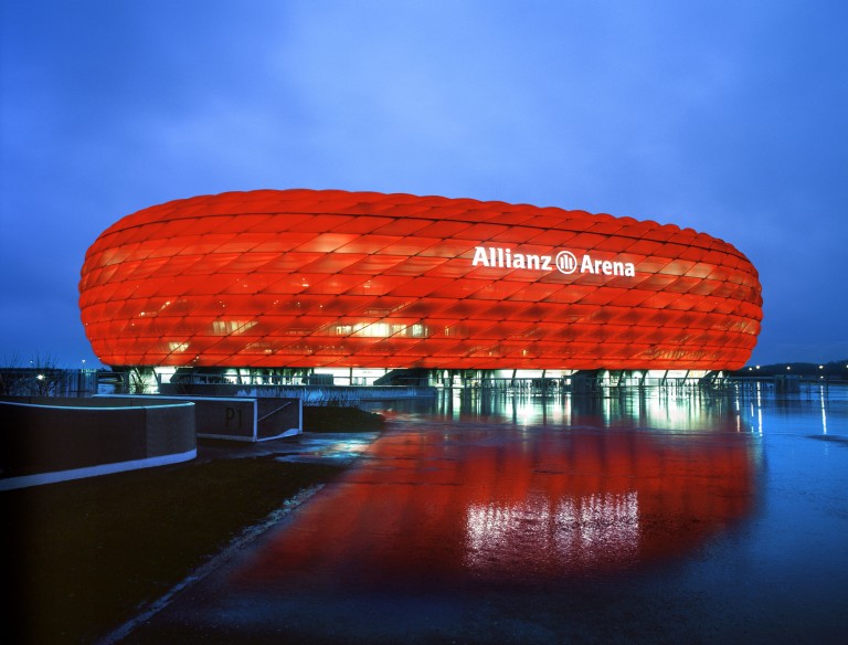 Allianz Arena rot1.jpg