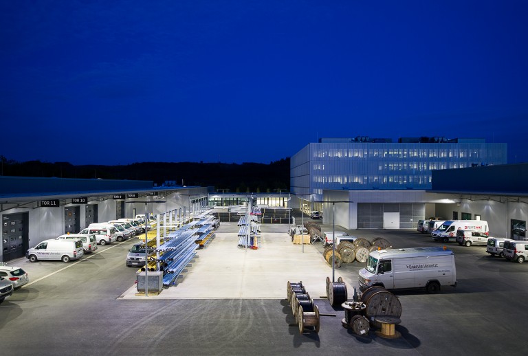 Innenhof Enervie bei Nacht.jpg