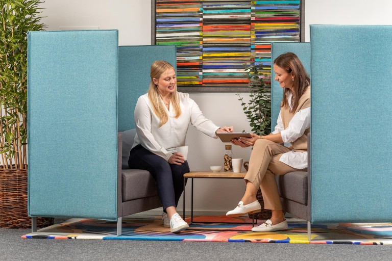 Sofaecke zwei Frauen gegenüber.jpg