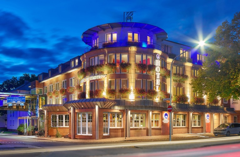 Hotel am Stadtring - Außenansicht bei Nacht.jpg