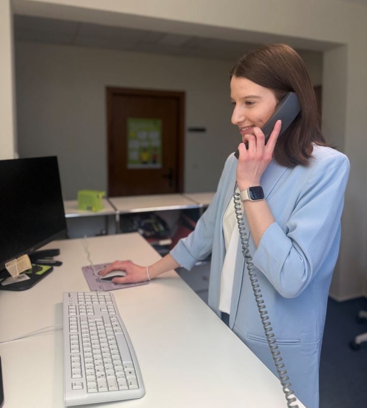 Kaufleute Abby Telefon.jpg