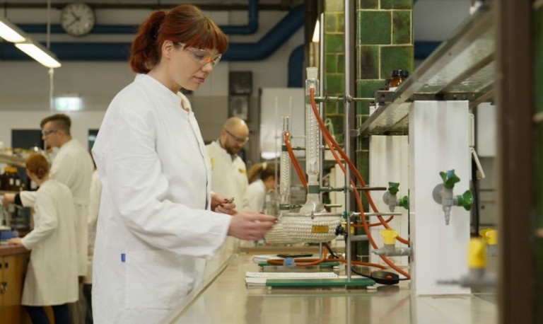 CTA Labor Seitenansicht Schülerin Versuchsaufbau 174603 32 F CTA.jpg