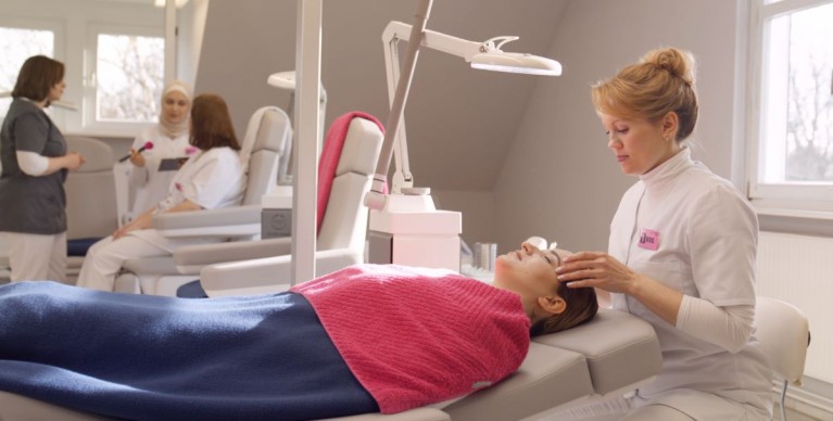 KOS Gesichtsmassage mit Hintergrund 21 F KOS.jpg