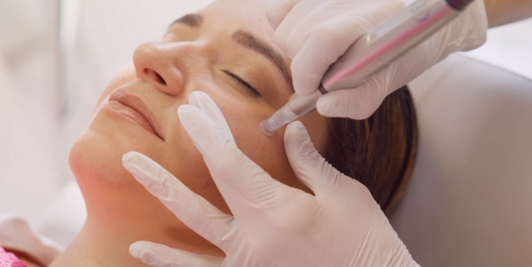 KOS Nahaufnahme Gesicht mit Stift 155233 534F KOS.jpg