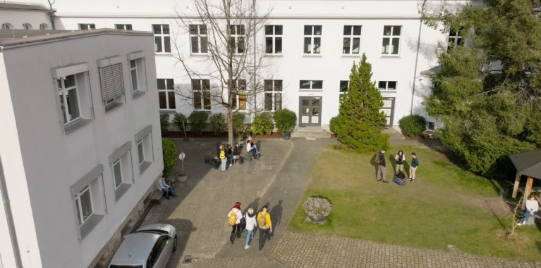 Schulhof Drohne 110625.jpg