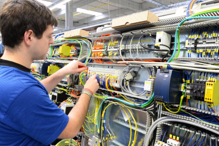 Ausbildung-Elektroniker-fuer-Betriebstechnik_web-1024x683.jpg