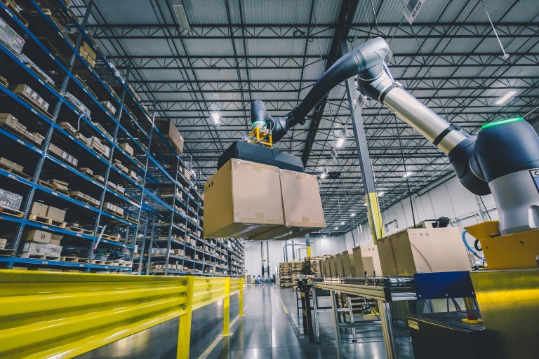onexia_cobot_palletizing_packages_up.jpg